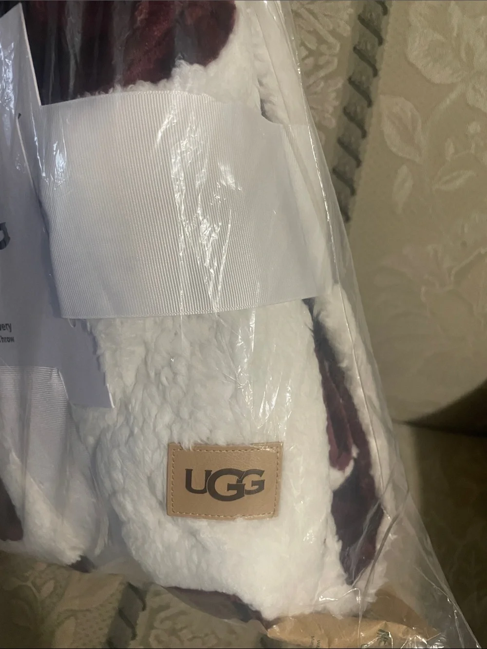 UGG Avery Throw Blanket - Burgundy and White